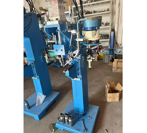 氣動鉚釘機(jī)